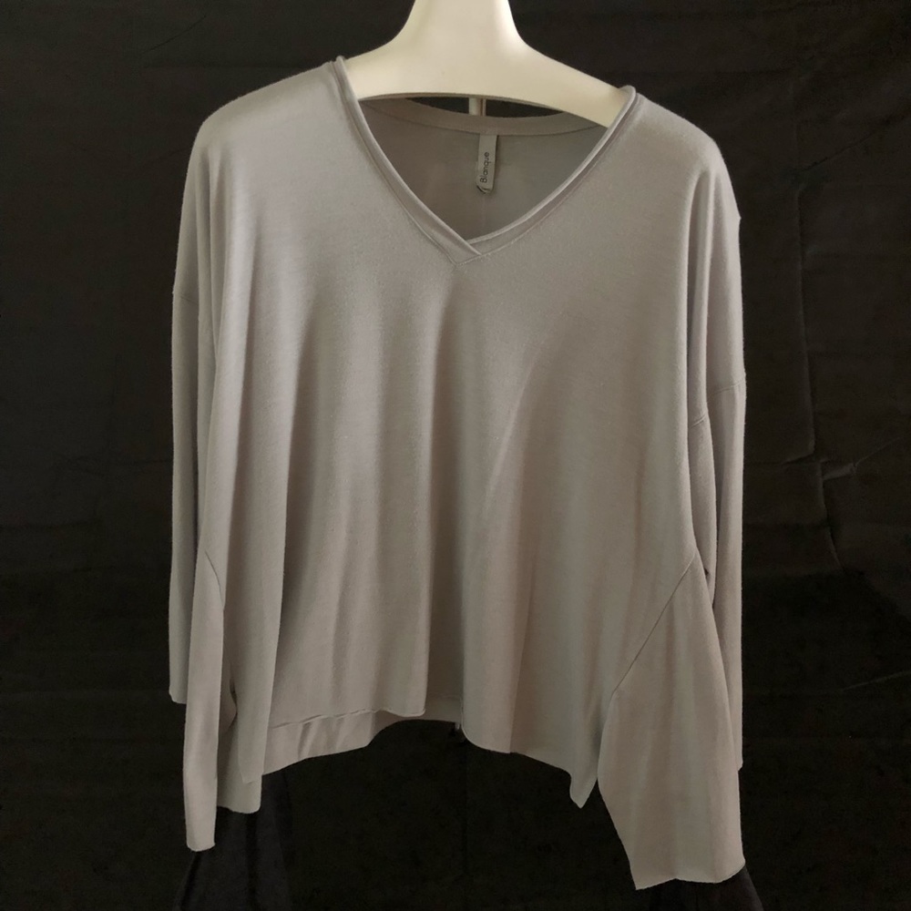 Casual, light grey v-neck w/ rolled edge at neck.